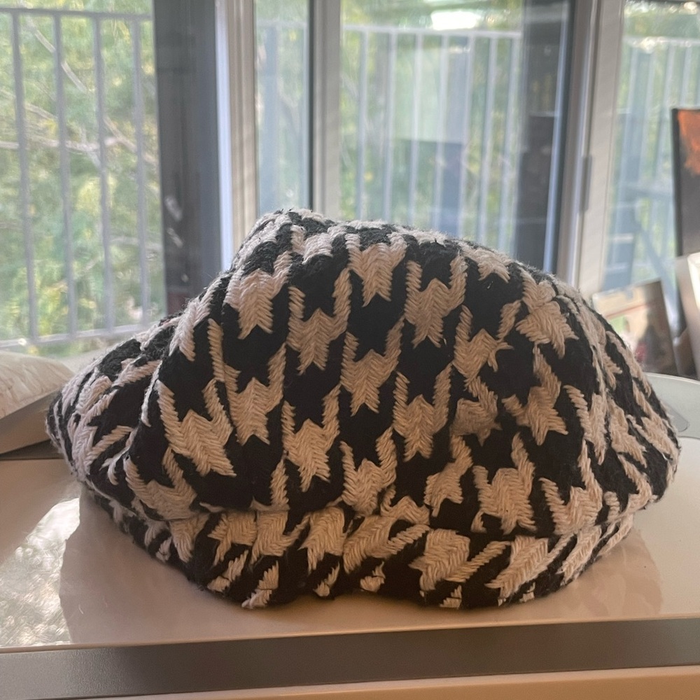 A winter/fall style woman’s hat